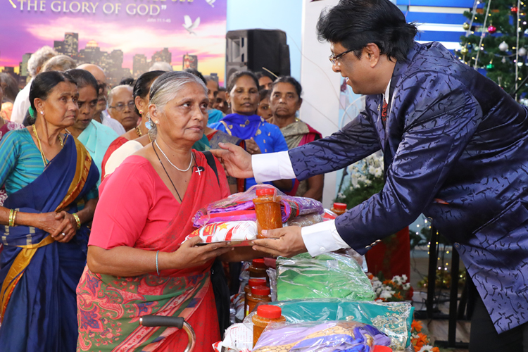 Grace Ministry, Bro Andrew Richard & family helped the poor and needy families on the occasion of New Year Eve by distributing Sarees, Grocery & Food in Mangalore. 